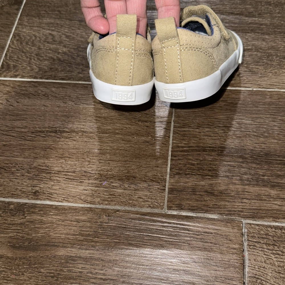Toddler boys size 8 Old Navy Velcro slip on shoes - Picture 3 of 6